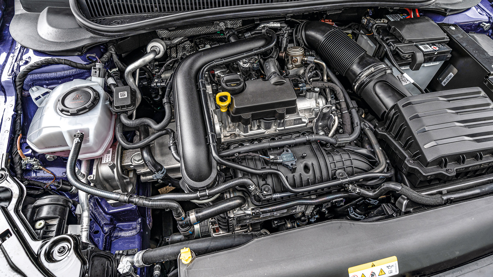 Ο 1.000 TSI κινητήρας με 95 ίππους κινεί ικανοποιητικά το VW, συνεργάζεται με ένα 5ταχυτό χειροκίνητο κιβώτιο ταχυτήτων και «καίει» 6,2 λτ/100χλμ